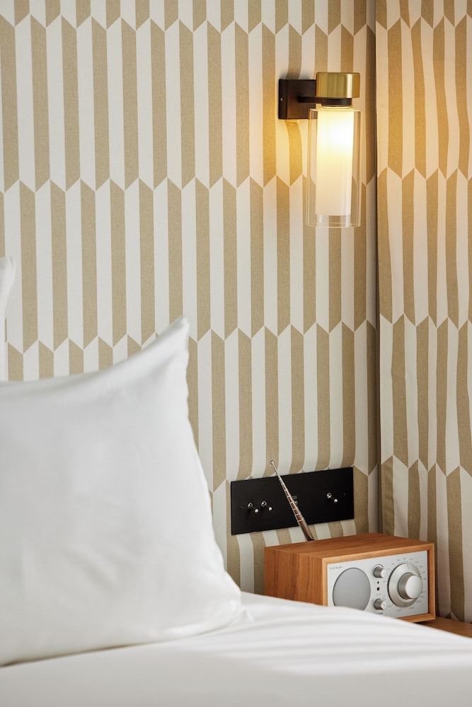 Deluxe Room thumbnail 5
