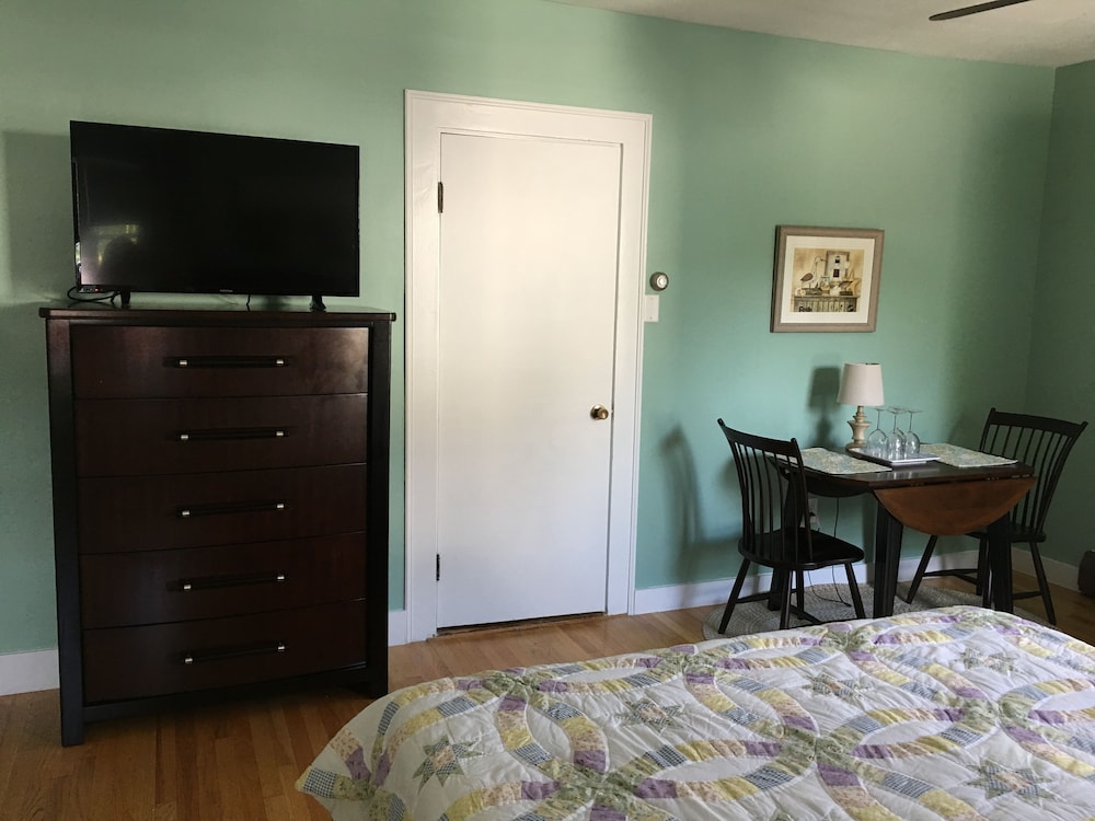 Deluxe Single Room, 1 Queen Bed, Kitchen, Courtyard View photo 3