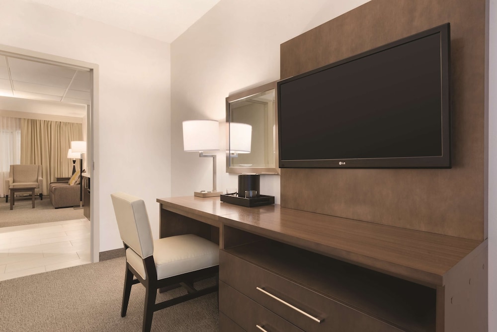 Suite, 1 King Bed, Accessible, Non Smoking - Photo 2
