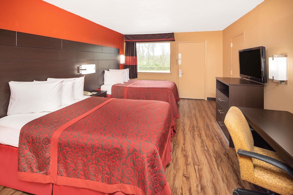 Standard Room, 2 Queen Beds, Smoking - Photo 1