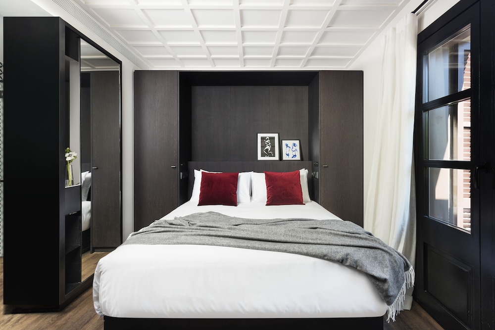 Deluxe Double Room, 1 Queen Bed, City View photo 3