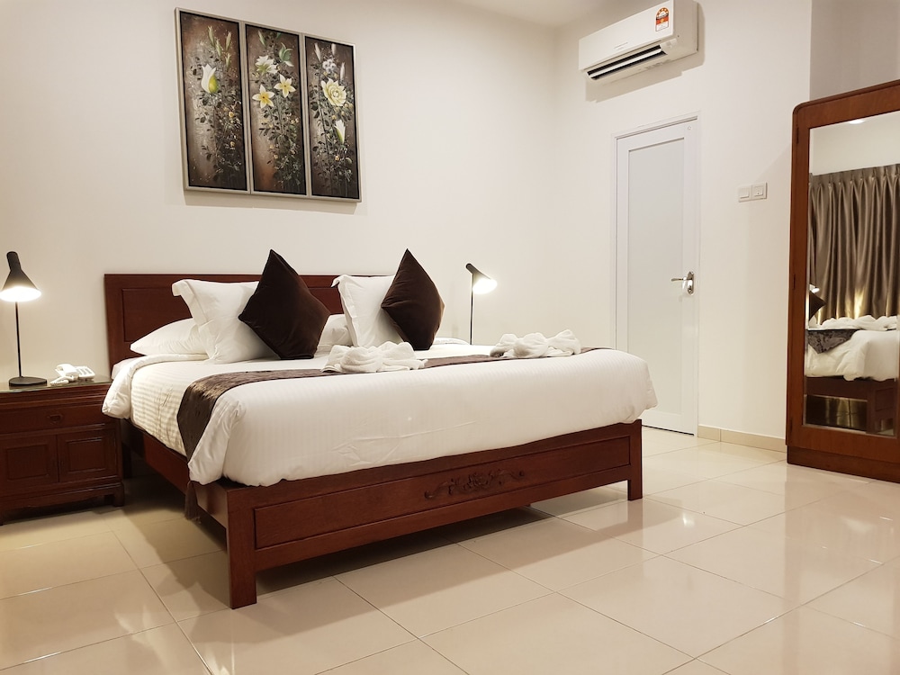 Villa 8M (100m from hotel)