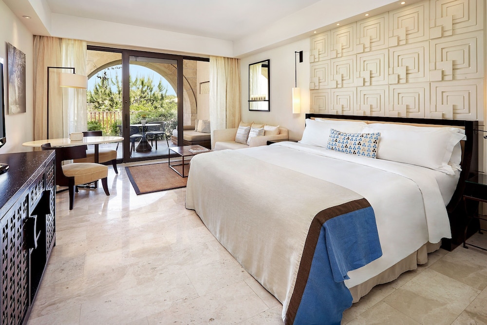 Deluxe King Room with One King Bed and Balcony (Non Smoking)