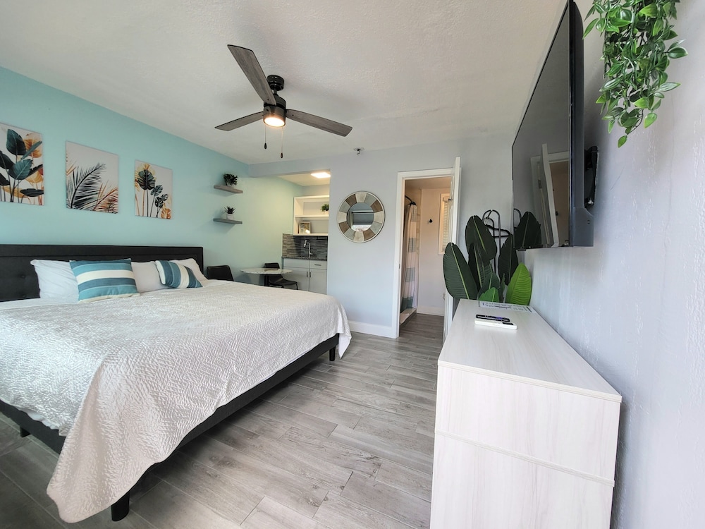 Standard Room, 1 King Bed, Non Smoking - Photo 1