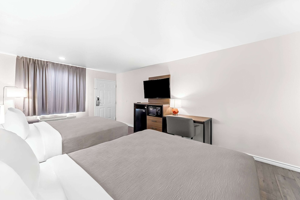 Standard Room, 2 Queen Beds, Smoking - Photo 2