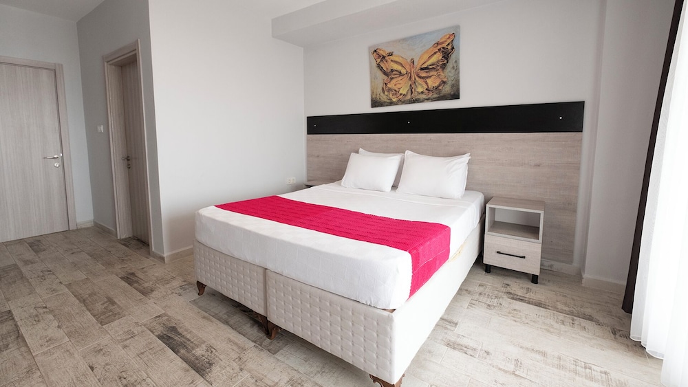 Superior Room with Balcony Sea View - Photo 13