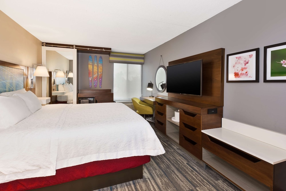 Room, 1 King Bed, Accessible - Photo 9