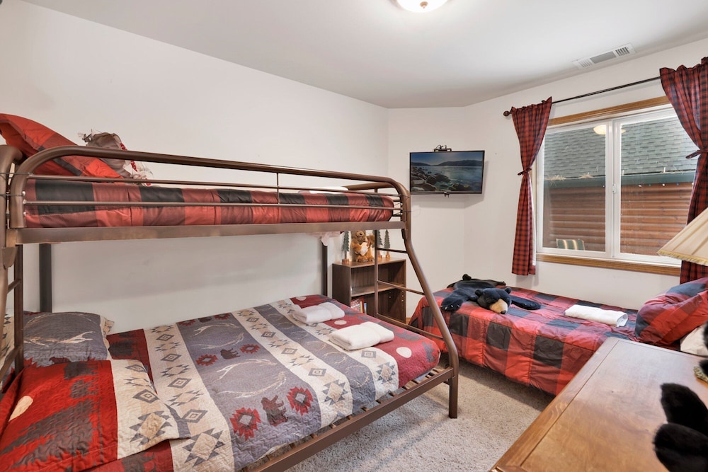 Cabin, Multiple Beds, Hot Tub, Mountain View (2246) photo 3