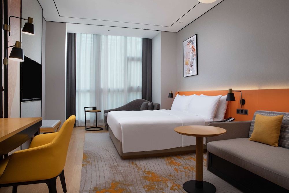 Basic Room, 1 King Bed - Photo 5