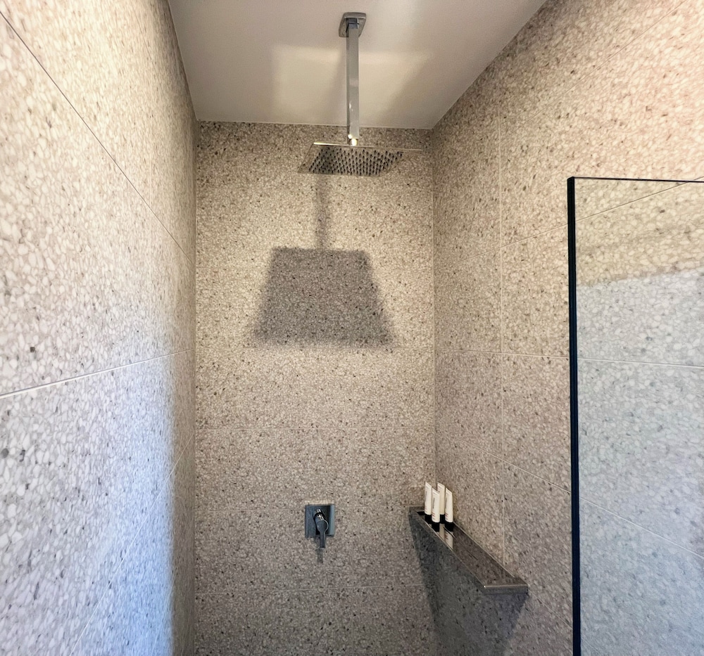 Queen Room with Ensuite photo 3