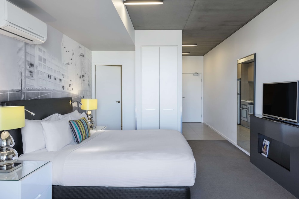 Deluxe Studio Apartment -Park View & Balcony