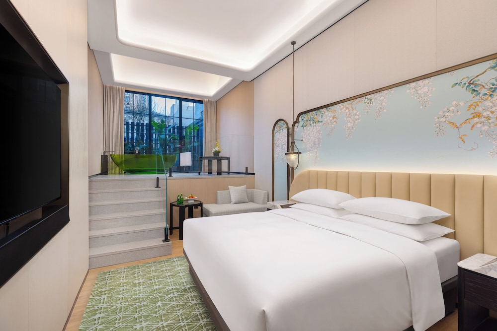 Signature Studio Suite, 1 Queen Bed, Private Bathroom, Garden View