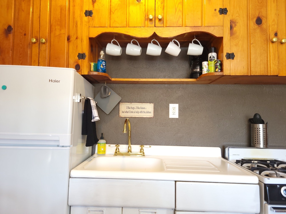 Traditional Cabin, 1 Bedroom, Kitchen (Cabin 19) photo 2