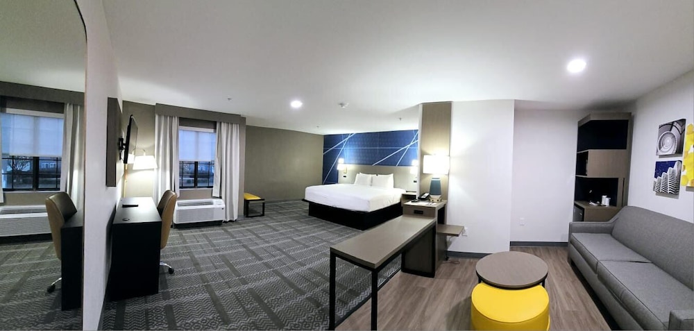 Suite, 1 King Bed with Sofa bed, Accessible, Non Smoking - Photo 1