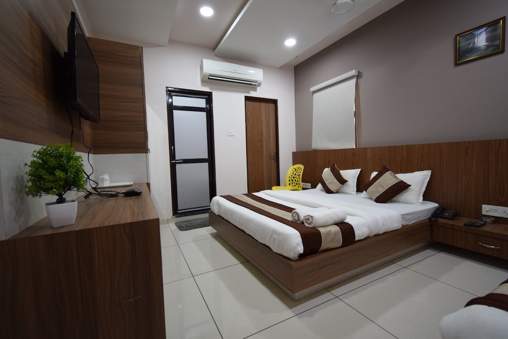 Three Bed AC Room - Photo 7