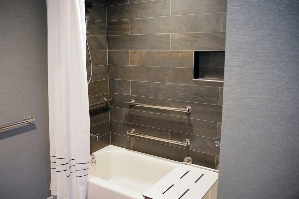 Room, 1 King Bed (Mobility/Hearing Accessible, Tub) - Photo 3