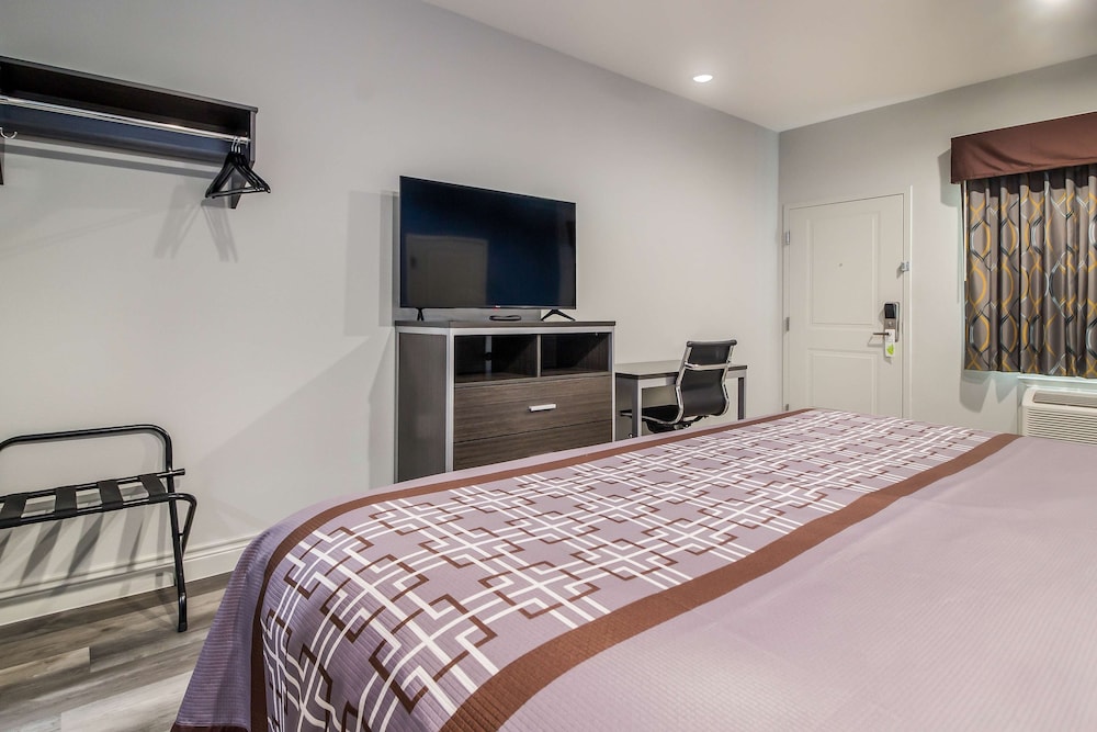 Standard Room, 1 King Bed, Non Smoking, Kitchenette - Photo 8