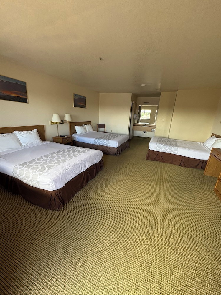 Standard Room, Multiple Beds, Non Smoking - Photo 2