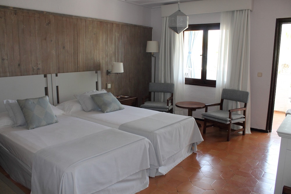 Standard Twin Room (3 Adults) photo 3