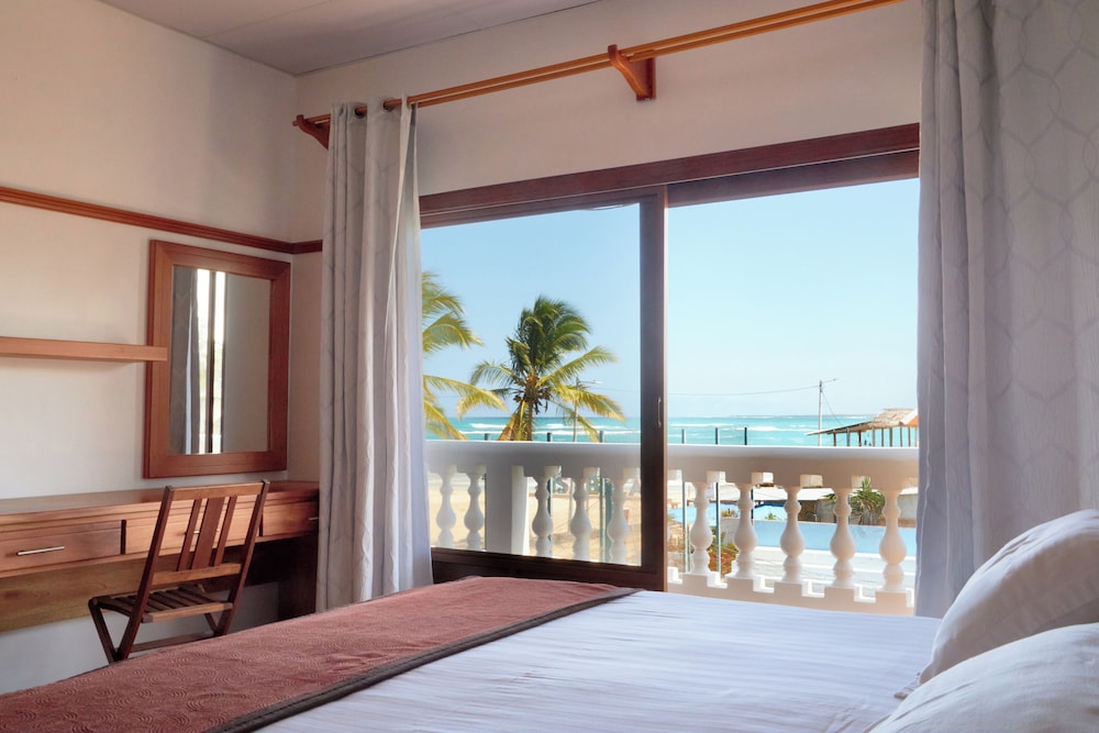 Premium Suite, 1 King Bed, Partial Ocean View photo 3