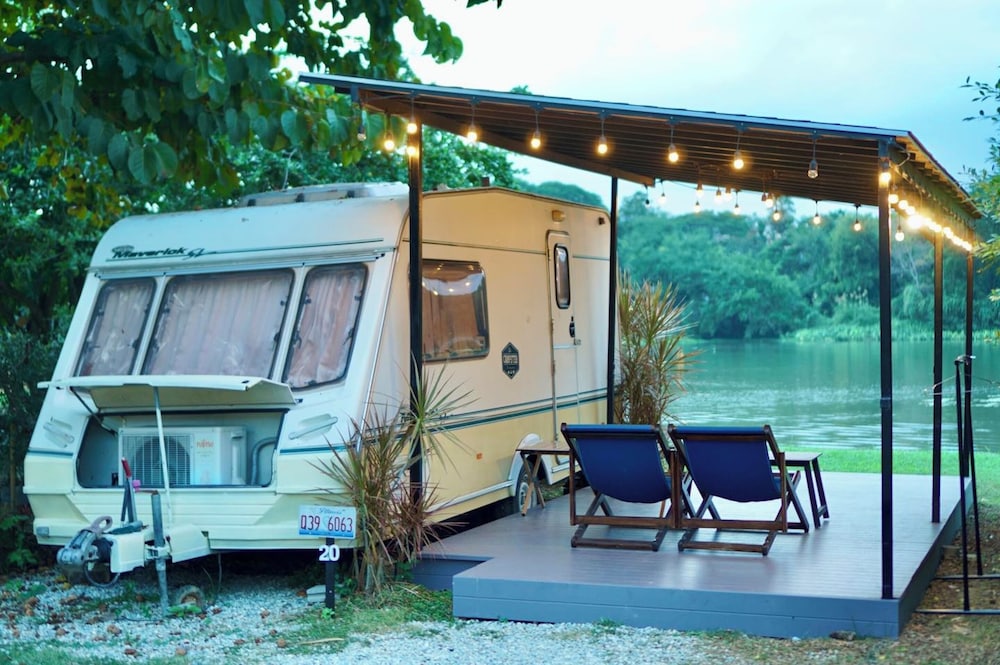 Campervan for 2 adults and 2 children - Photo 11