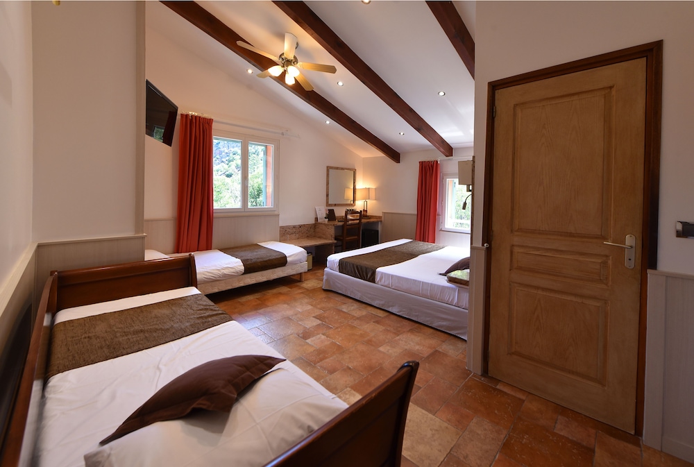 Quadruple Room - Photo 8