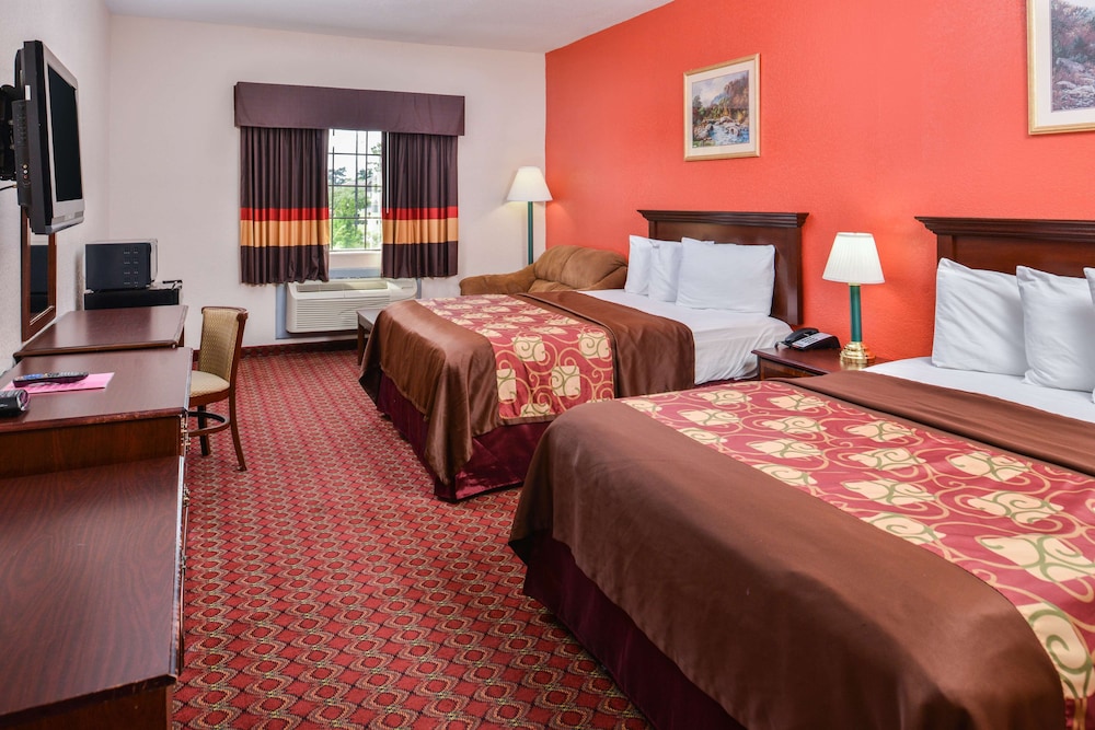 Room, 2 Queen Beds, Smoking - Photo 1