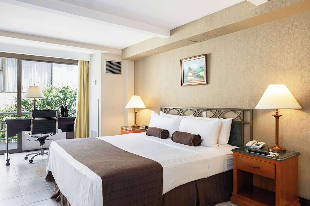 Junior Suite, 1 King Bed - Photo 1