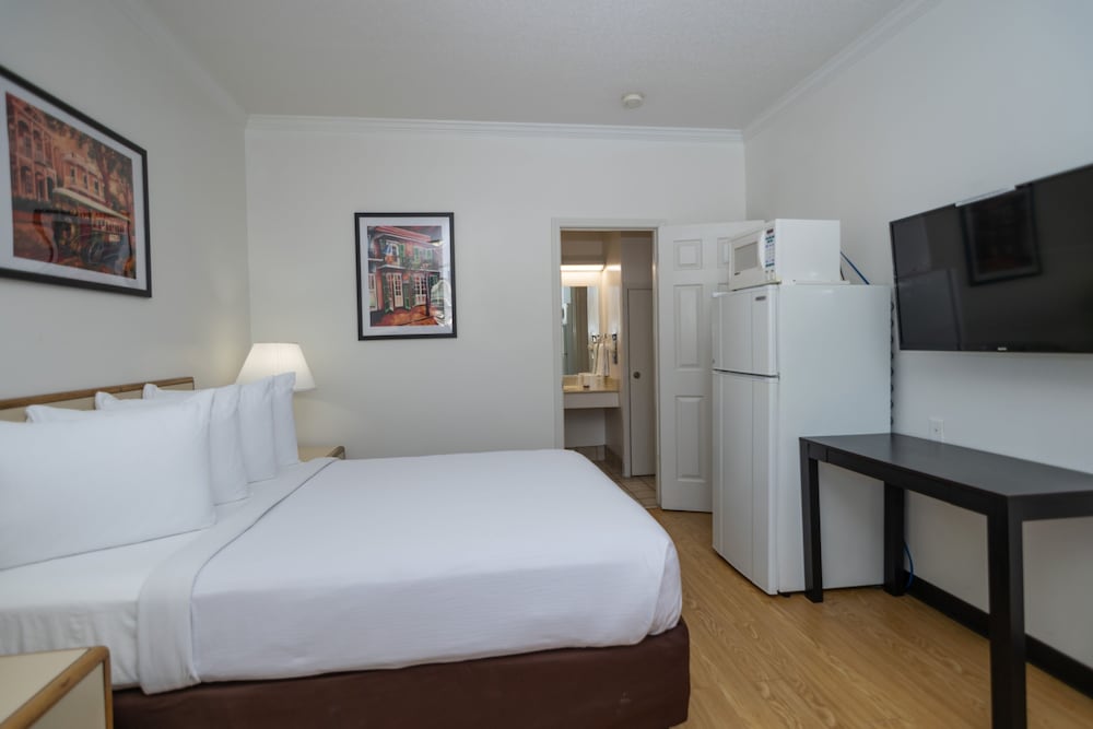 Superior Room, 1 Queen Bed, Non Smoking, Refrigerator & Microwave photo 2