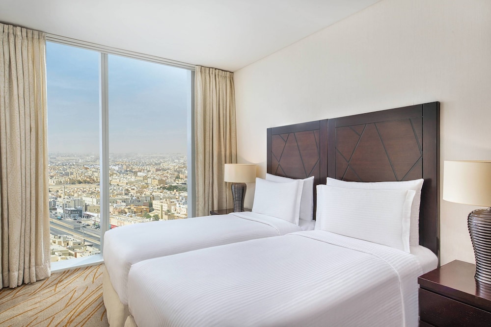 Suite, 2 Bedrooms, City View - Photo 2