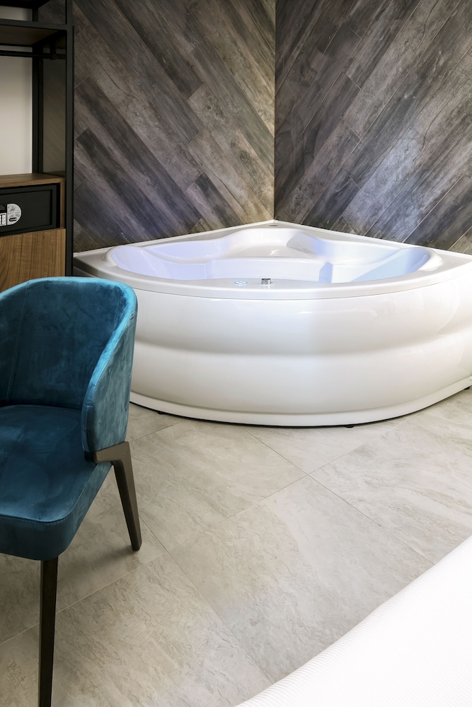 Deluxe Double Room, Hot Tub - Photo 3