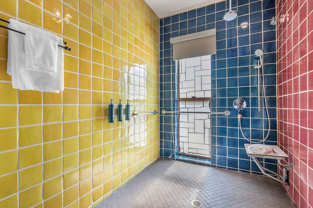 2 BEDROOMS ACCESSIBLE TUB AND HEARING W/2KG - Photo 5