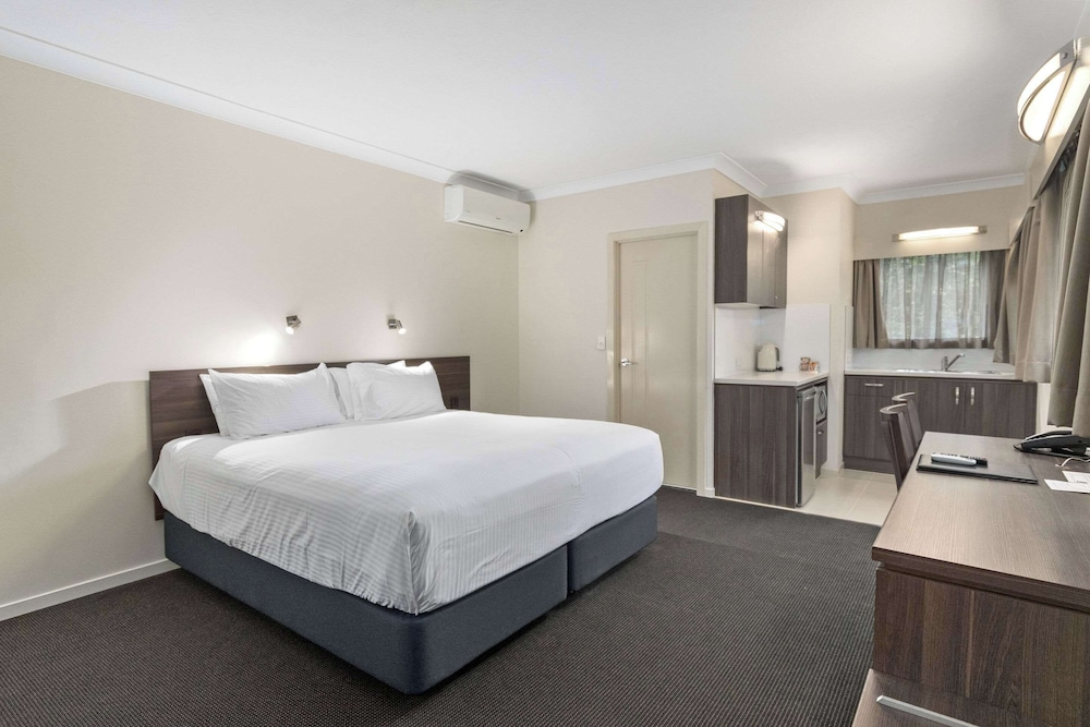 Deluxe Twin Room thumbnail 6