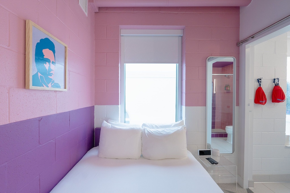 Room 313: Cozy Full