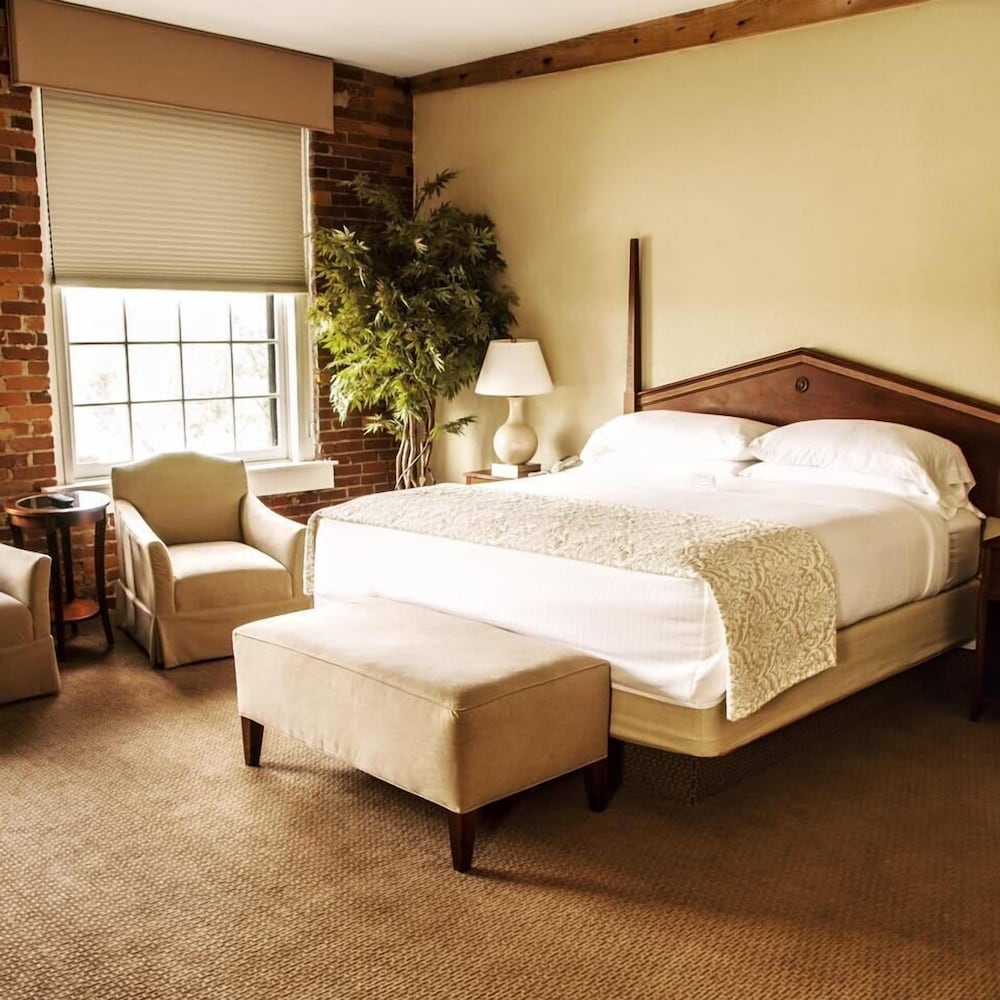 Room, 1 Queen Bed, Non Smoking, Refrigerator & Microwave - Photo 1