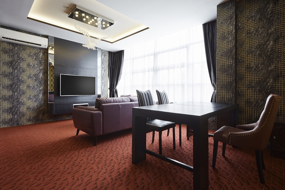 Business Suite - Photo 2