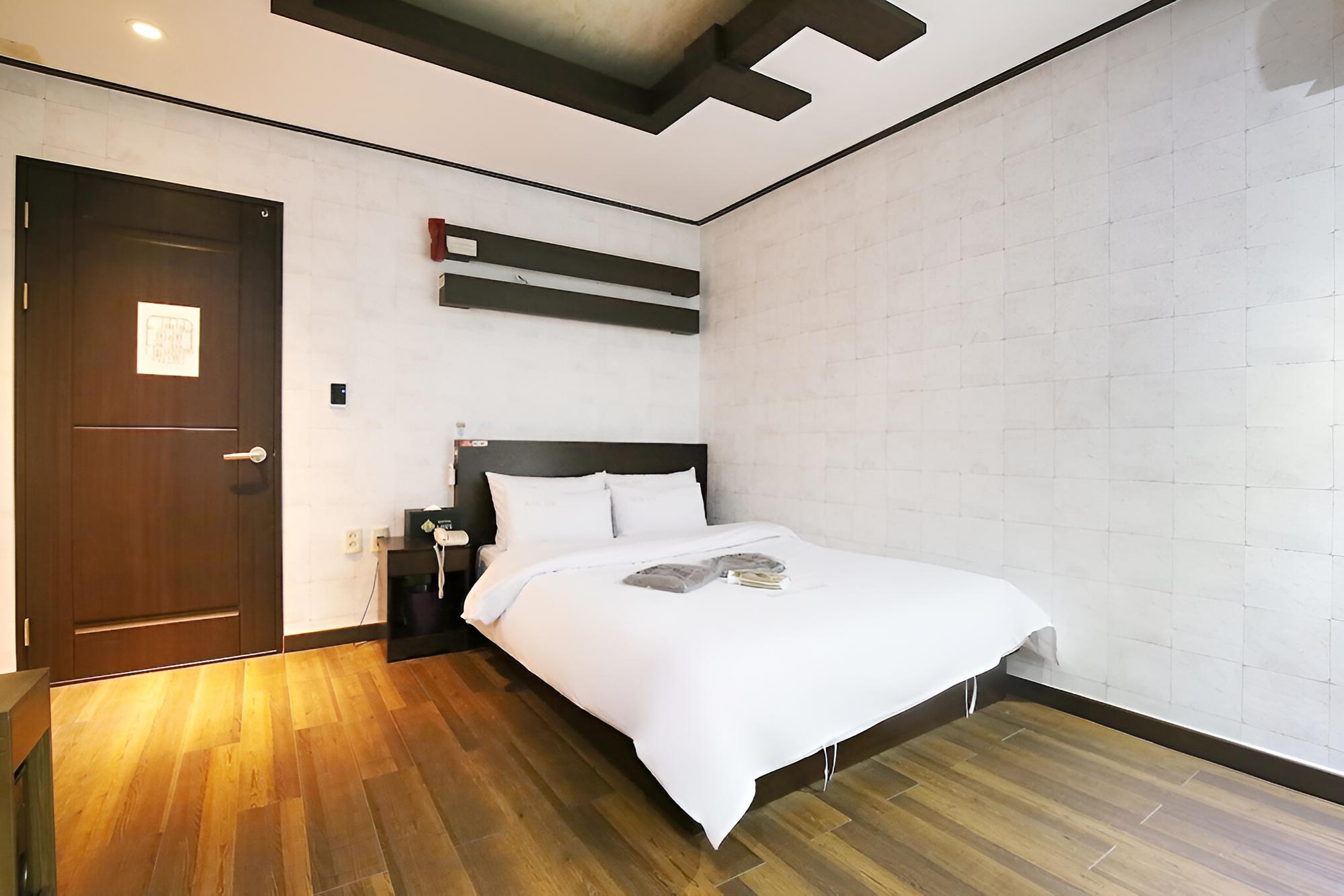 Room (Douglas Suite) - Photo 3