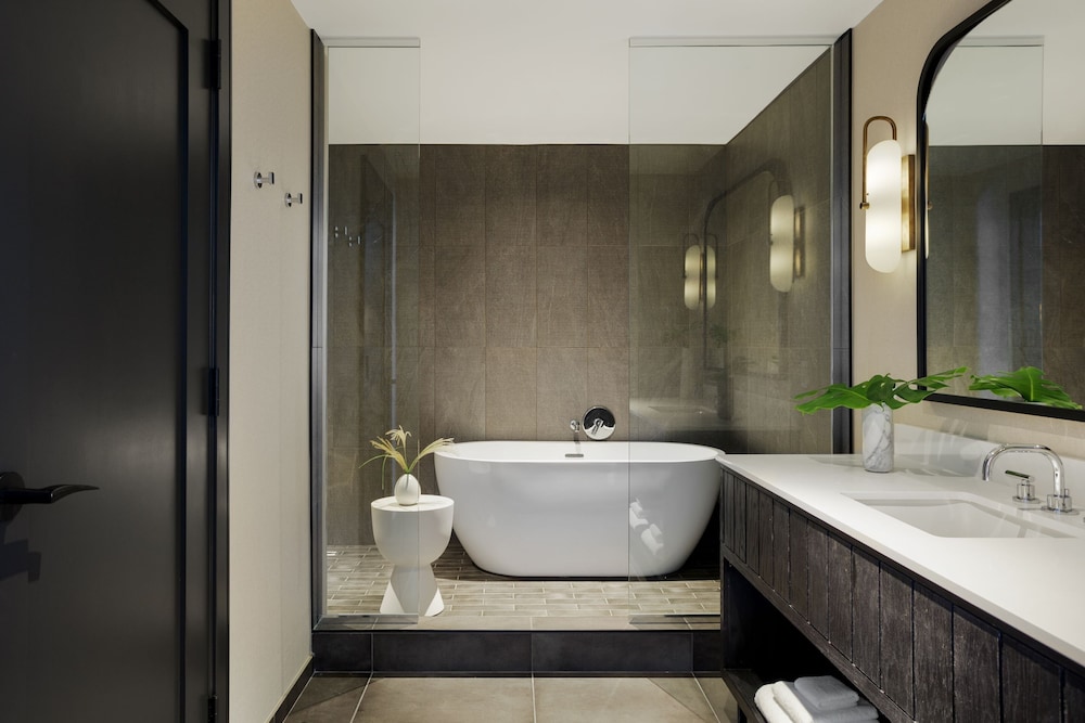 Studio Suite with One King Bed and Spa Access (Non Smoking) - Photo 4
