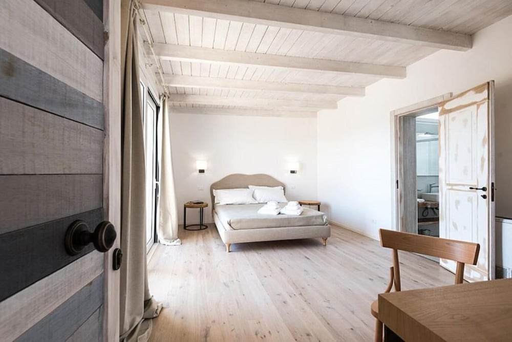 Deluxe Room, 1 Queen Bed, Private Bathroom, Garden View