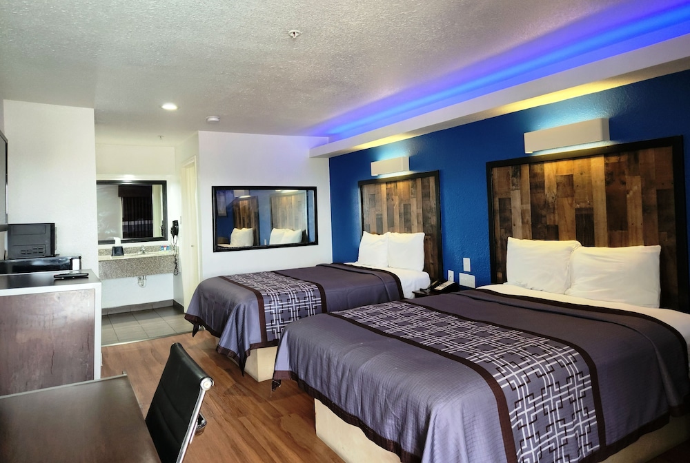 Deluxe Double Room, 2 Queen Beds, Non Smoking, Refrigerator & Microwave - Photo 6