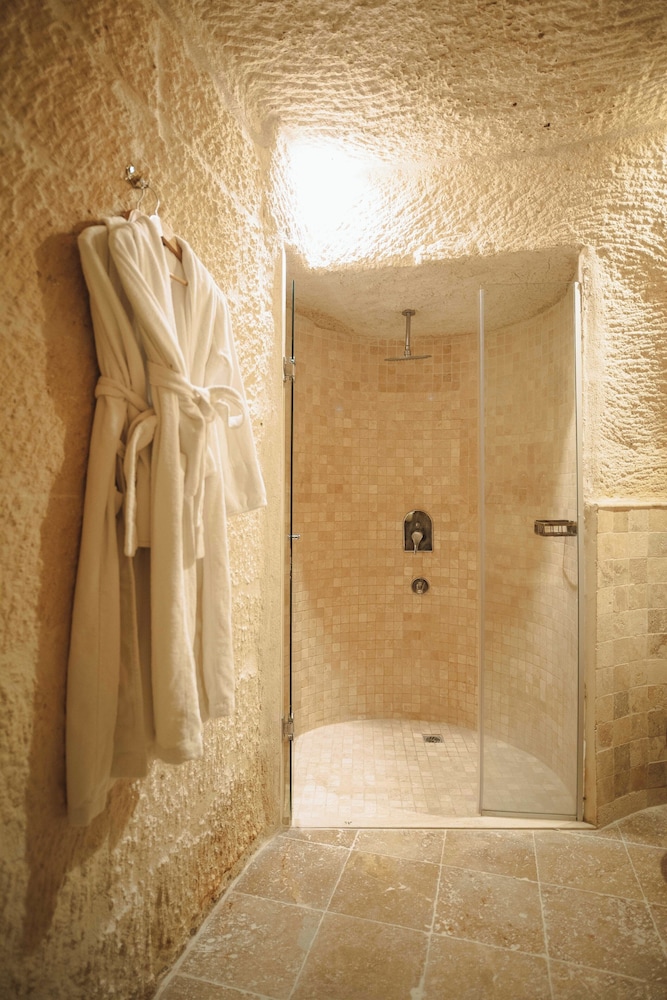 Queen Cave Suite with Stone Bathtub - Photo 5