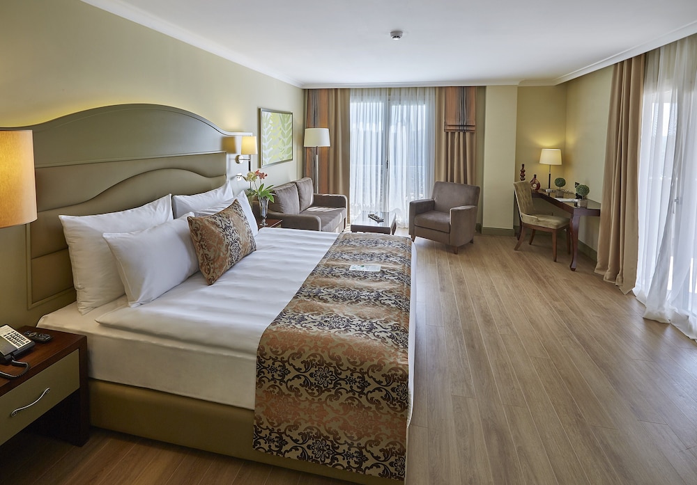 Suite, Multiple Beds, Non Smoking, Corner photo 1