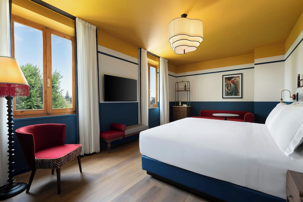 Junior Studio Suite, 1 King Bed with Sofa bed, Garden View