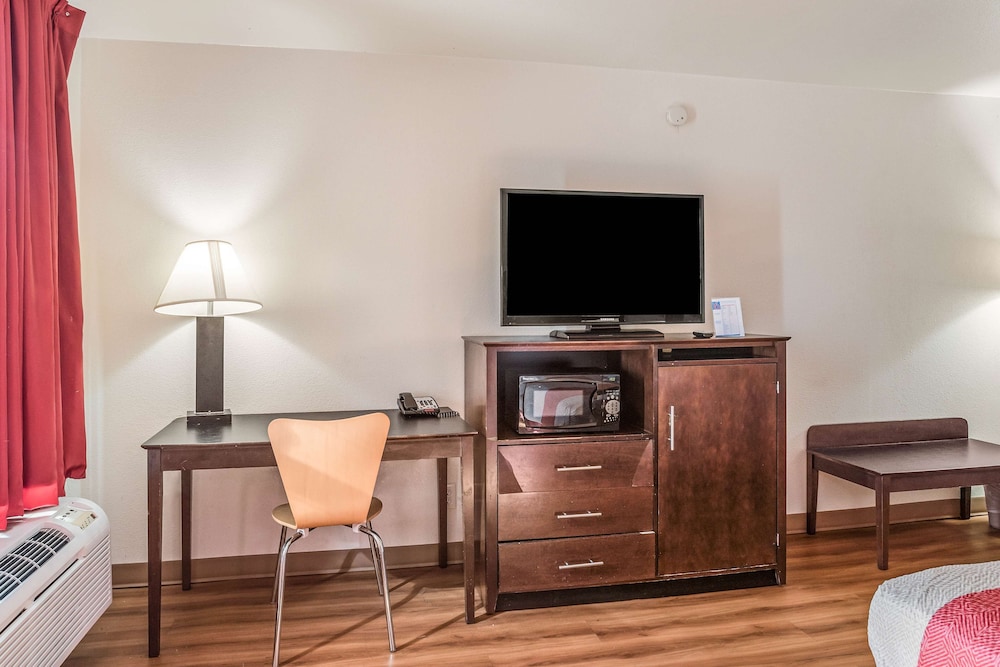 Deluxe Room, 1 King Bed, Non Smoking, Refrigerator & Microwave - Photo 8