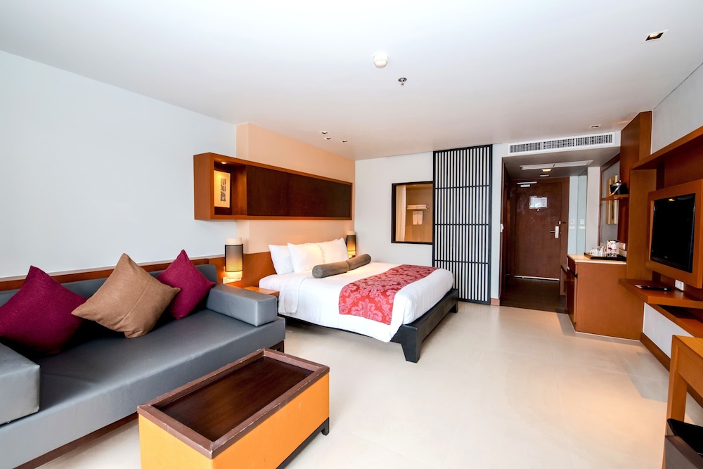 Deluxe King Bed - Photo 12