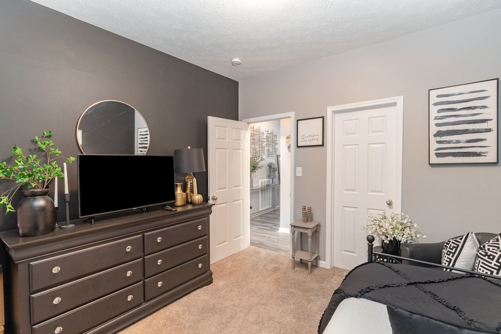 Stylish 2BR Townhome w Garage Patio Perfect for Stays or Assignments, Foto 2