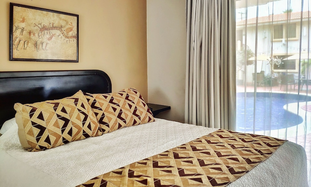 Deluxe Suite, 2 Queen Beds, Ground Floor - Photo 4