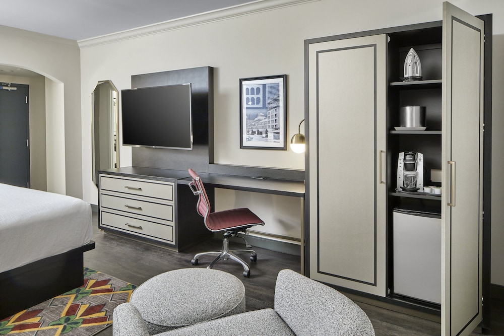 Suite, 1 King Bed, Accessible Bathtub (Mobility) - Photo 2