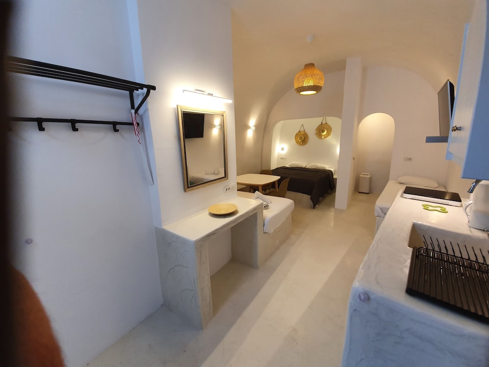 Nefeli Bioclimatic Cave Studio
