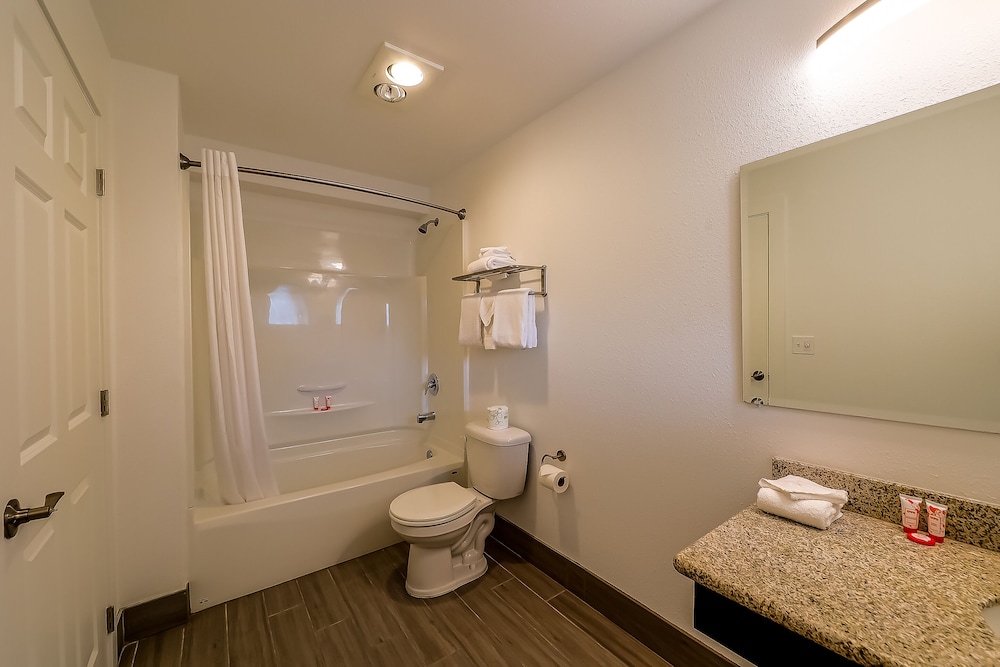 Room, 2 Double Beds - Photo 8